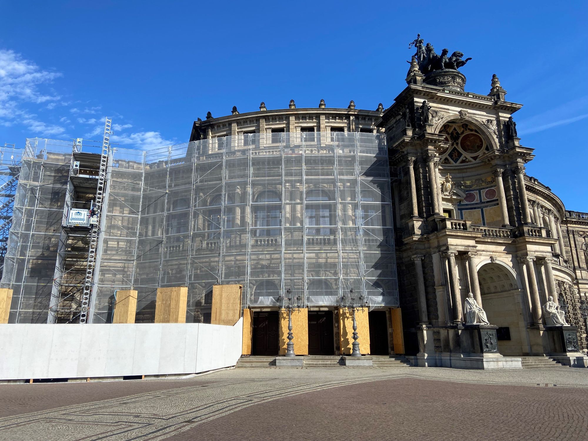 Mit einer Hubgeschwindigkeit von 24 m/min im Materialmodus und 12 m/min im Personenmodus unterstützt der GEDA 500 Z/ZP einen zügigen Baufortschritt.