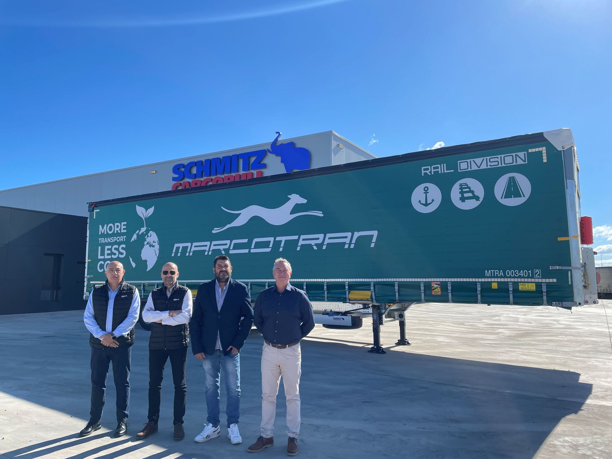 Marcotran, ein führendes spanisches Unternehmen für integrierte Logistiklösungen, hat 30 neue S.CS Sattelcurtainsider mit Mega Varios-Aufbau für den Intermodalverkehr in seinem Fuhrpark aufgenommen. Marcotran stärkt sein intermodales Angebot mit 30 neuen Schmitz Cargobull Sattelaufliegern