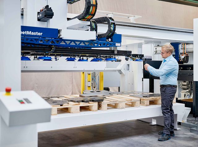 Mit dem neuen SheetMaster ermöglicht die TruMatic 5000 einen vollautomatischen Materialfluss in der Fertigungszelle SheetMaster mit TruMatic 5000