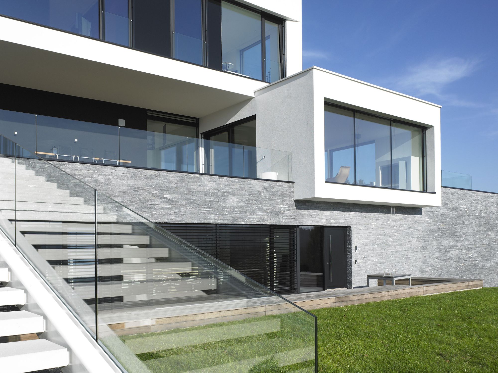 Moderne Fenster sparen Energie und erhöhen den Wohnkomfort. Moderne Fenster sparen Energie und erhöhen den Wohnkomfort.