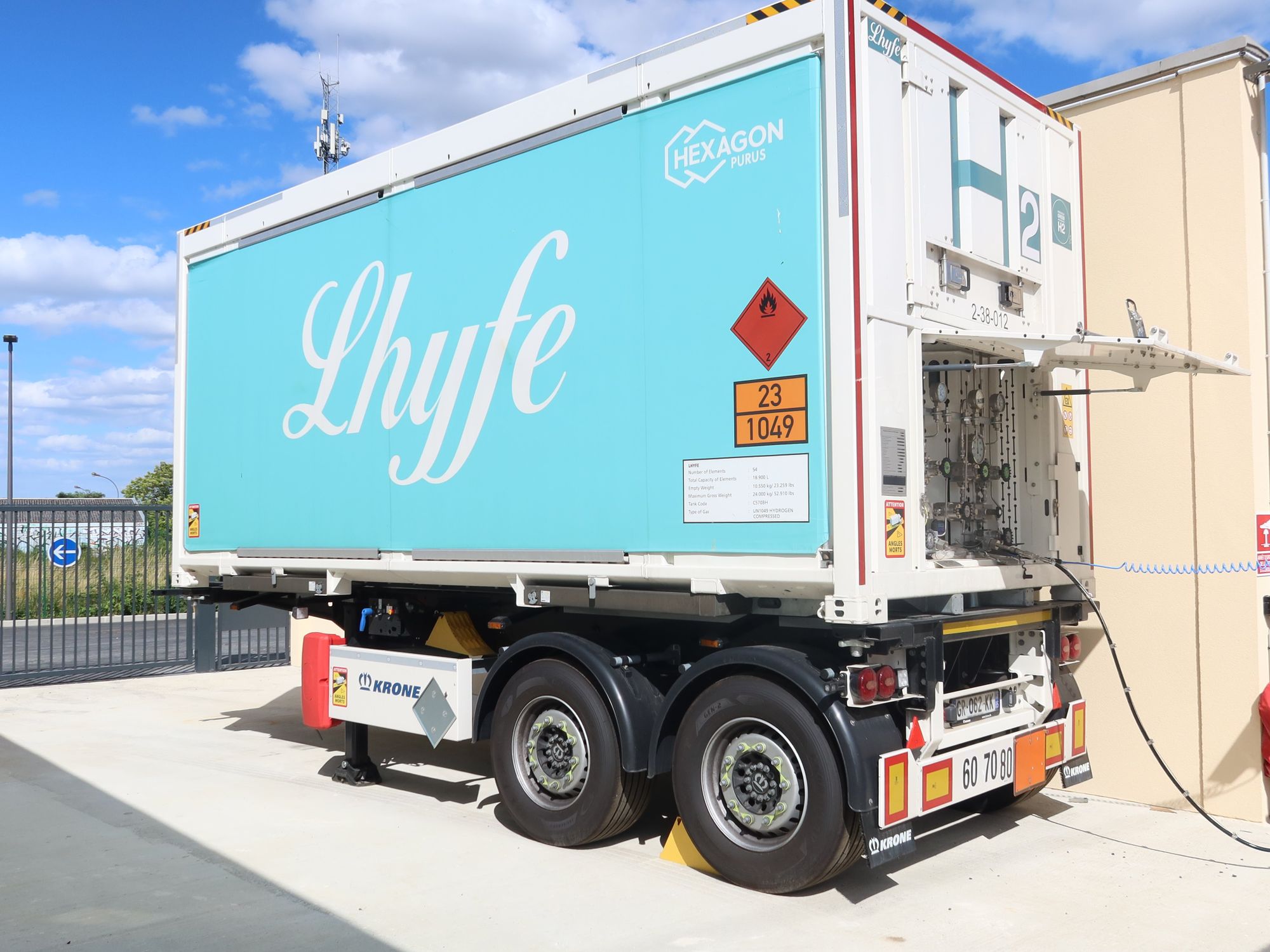 Ein Lhyfe-Container in türkiser Lackierung wartet auf den Einsatz