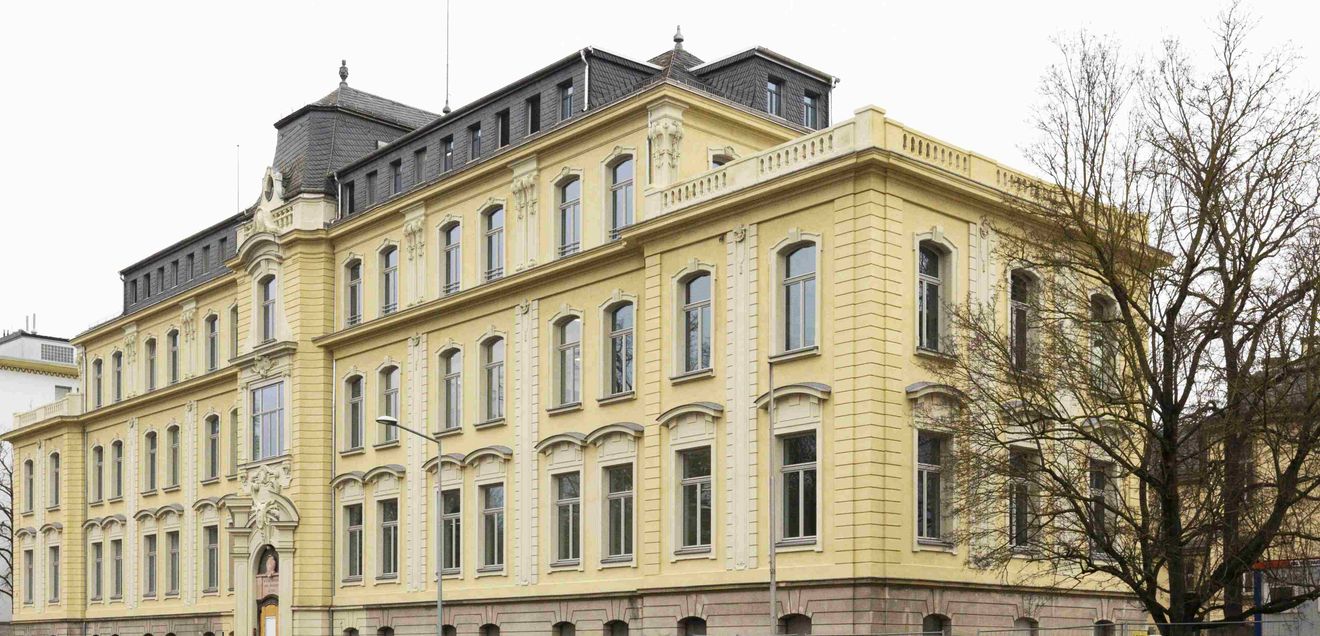 Forschungslaborgebäude in Würzburg eröffnet: Moderne Labore in denkmalgeschütztem Altbau Gebäudeansicht von außen