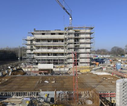 Wohngebäude Baustelle eines Mehrparteienhauses, auf der Baumaschinen und Geräte stehen