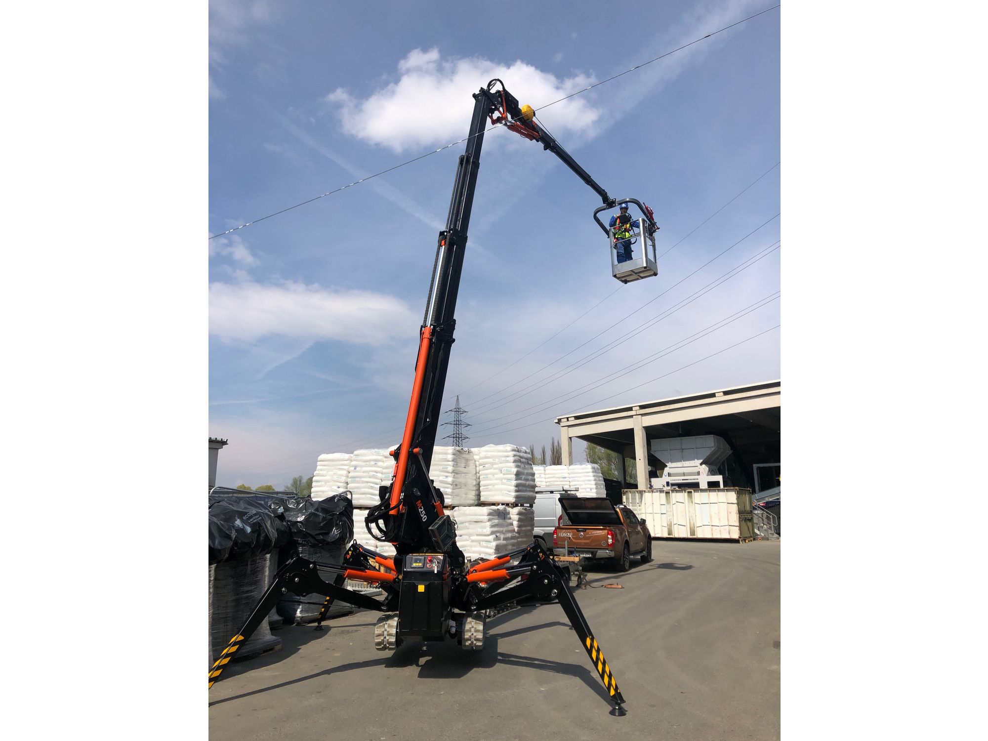 Kunze  macht’s möglich: Der BG Lift M250 vereint Heben und Arbeiten in der Höhe