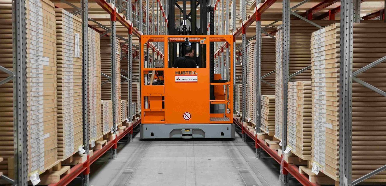 Industrial trucks: Order picking trucks: Flexible and maneuverable in narrow aisles Industrial trucks: Order picking trucks: Flexible and maneuverable in narrow aisles