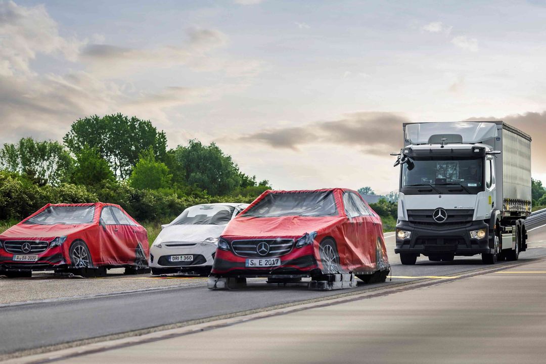 Wie Daimler Truck die „Vision Zero“ vorantreibt und mit seinen neuesten Assistenzsystemen für mehr Sicherheit aller Verkehrsteilnehmer sorgt Ab Juli treten verschärfte Vorschriften in der EU für neue Lkw und Busse in Kraft.