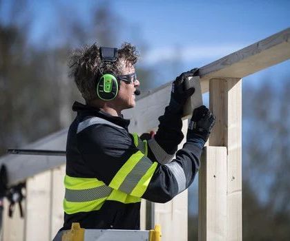 Innovatives Solarpanel wandelt auch künstliches Licht in Energie um Weltneuheit: Selbstaufladendes Gehörschutz-Headset von 3M