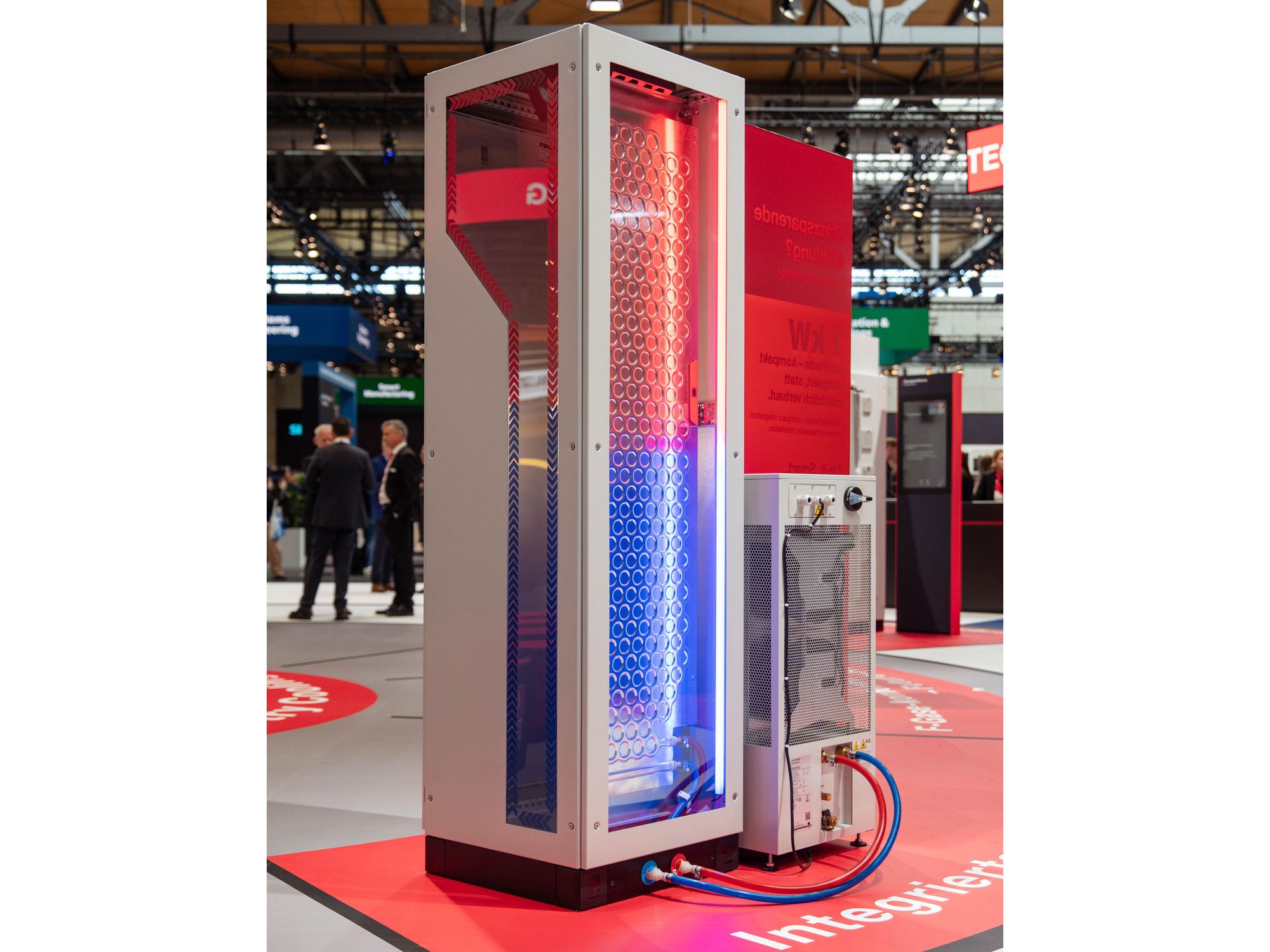 Liquid Cooling Package (LCP) Rear Door für Serverracks: Die gesamte Cooling Door ist mit einem Luft-Wasser-Wärmetauscher versehen, der die Warmluft direkt am Austritt aus dem Rack herunterkühlt und so einen großen Teil der Abwärme direkt über einen Wasserkreislauf mit einem externen Chiller ableitet. Liquid Cooling Package (LCP) Rear Door für Serverracks: Die gesamte Cooling Door ist mit einem Luft-Wasser-Wärmetauscher versehen, der die Warmluft direkt am Austritt aus dem Rack herunterkühlt und so einen großen Teil der Abwärme direkt über einen Wasserkreislauf mit einem externen Chiller ableitet.