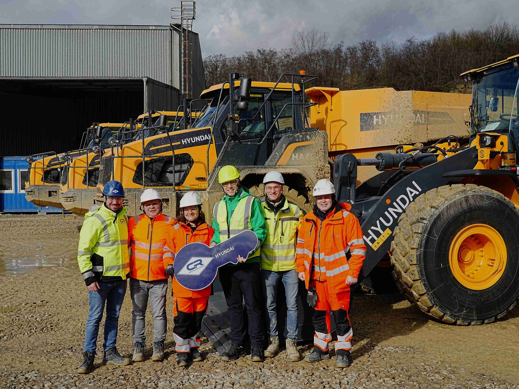 Feierliche Übergabe des aus sechs Maschinen bestehenden Flotte für SWB im Steinbruch Wössingen in Walzbachtal bei OPTERRA. (v.l.n.r.): Lukas Giancane (GF CR Baumaschinen), Heiko Lutscher (GF SWB), Ioana Ceanga (GF OPTERRA ), Maximilian Pauge (Hyundai), Clemens Siegler (Projektleiter SWB)und Oleksiy Goncharenko (Werkleiter OPTERRA) Feierliche Übergabe des aus sechs Maschinen bestehenden Flotte für SWB im Steinbruch Wössingen in Walzbachtal bei OPTERRA. (v.l.n.r.): Lukas Giancane (GF CR Baumaschinen), Heiko Lutscher (GF SWB), Ioana Ceanga (GF OPTERRA ), Maximilian Pauge (Hyundai), Clemens Siegler (Projektleiter SWB)und Oleksiy Goncharenko (Werkleiter OPTERRA)