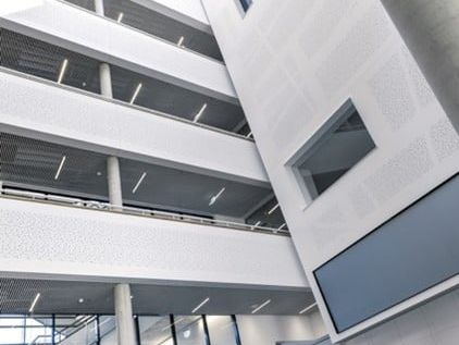 Zur Optimierung der Schallabsorption wurde die Wand mit einer vorgehängten, hinterlüfteten Bekleidung aus Rigitone Activ’Air 6/18 R Deckenplatten ausgeführt. Die akustisch hochwirksamen Lochgipsplatten von RIGIPS sind ideal für die Gestaltung vielfältiger Designs mit hochwertigen, fugenlosen Oberflächen und kamen auch zur Verkleidung der Balustraden und Decken in zahlreichen Büros zum Einsatz. Zur Optimierung der Schallabsorption wurde die Wand mit einer vorgehängten, hinterlüfteten Bekleidung aus Rigitone Activ’Air 6/18 R Deckenplatten ausgeführt. Die akustisch hochwirksamen Lochgipsplatten von RIGIPS sind ideal für die Gestaltung vielfältiger Designs mit hochwertigen, fugenlosen Oberflächen und kamen auch zur Verkleidung der Balustraden und Decken in zahlreichen Büros zum Einsatz.