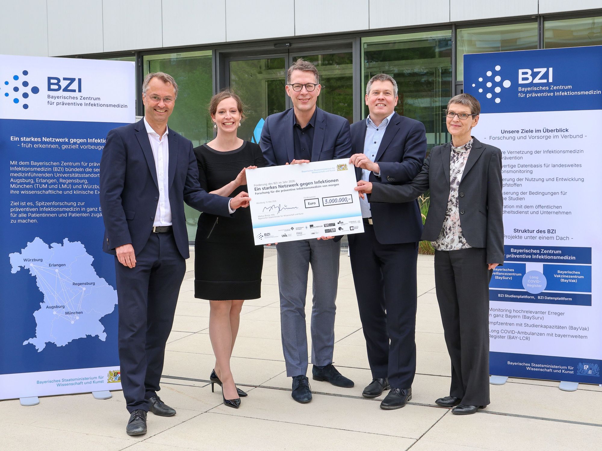 Das BZI wurde am 13.05. in Würzburg eröffnet: Prof. Dr. Klaus Überla (Erlangen), Prof. Dr. Stefanie Kampmeier (Würzburg), Staatsminister Markus Blume, Prof. Dr. Oliver Kurzai (Würzburg) und und Prof. Dr. Uta Behrends (München), v.l..