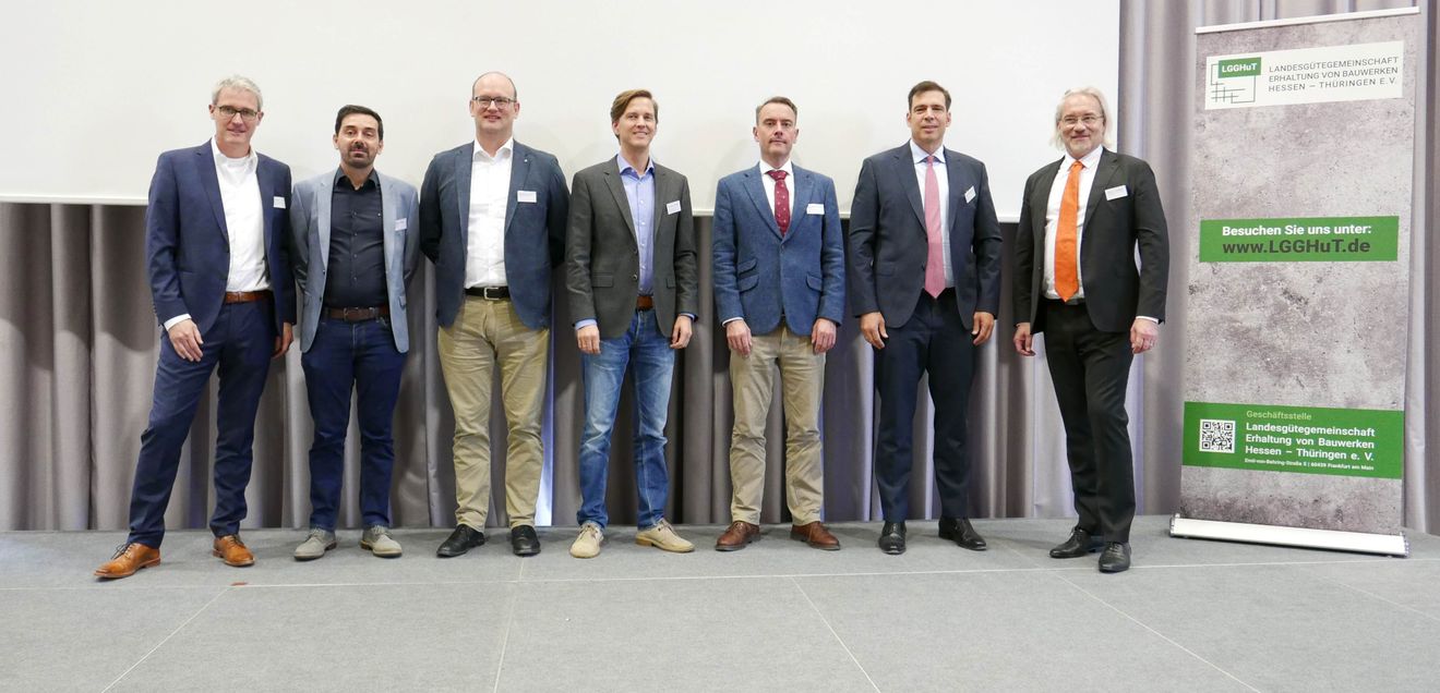 Die Redner (von rechts): Christoph Störger, Vorsitzender der Landesgütegemeinschaft Erhaltung von Bauwerken Hessen – Thüringen e.V. (LGGHuT); RA Dr. Maximilian R. Jahn, Jahn Hettler Rechtsanwälte PartG mbB, Frankfurt am Main; Andreas Jackmuth, Landesbetrieb Mobilität Rheinland-Pfalz, Geschäftsbereich Planung/Bau, Fachgruppenleiter Konstruktiver Ingenieurbau, Koblenz; Dr. Thomas Altenburg IBQ, Ingenieurgesellschaft für Baustoffprüfung und Qualitätssicherung mbH, Eichenau; Daniel Oberhänsli, suicorr Deutschland GmbH, Singen; Armin Faulhaber, instakorr GmbH; Norbert Frei, stellv. Vors. der LGGHuT Die Redner (von rechts): Christoph Störger, Vorsitzender der Landesgütegemeinschaft Erhaltung von Bauwerken Hessen – Thüringen e.V. (LGGHuT); RA Dr. Maximilian R. Jahn, Jahn Hettler Rechtsanwälte PartG mbB, Frankfurt am Main; Andreas Jackmuth, Landesbetrieb Mobilität Rheinland-Pfalz, Geschäftsbereich Planung/Bau, Fachgruppenleiter Konstruktiver Ingenieurbau, Koblenz; Dr. Thomas Altenburg IBQ, Ingenieurgesellschaft für Baustoffprüfung und Qualitätssicherung mbH, Eichenau; Daniel Oberhänsli, suicorr Deutschland GmbH, Singen; Armin Faulhaber, instakorr GmbH; Norbert Frei, stellv. Vors. der LGGHuT