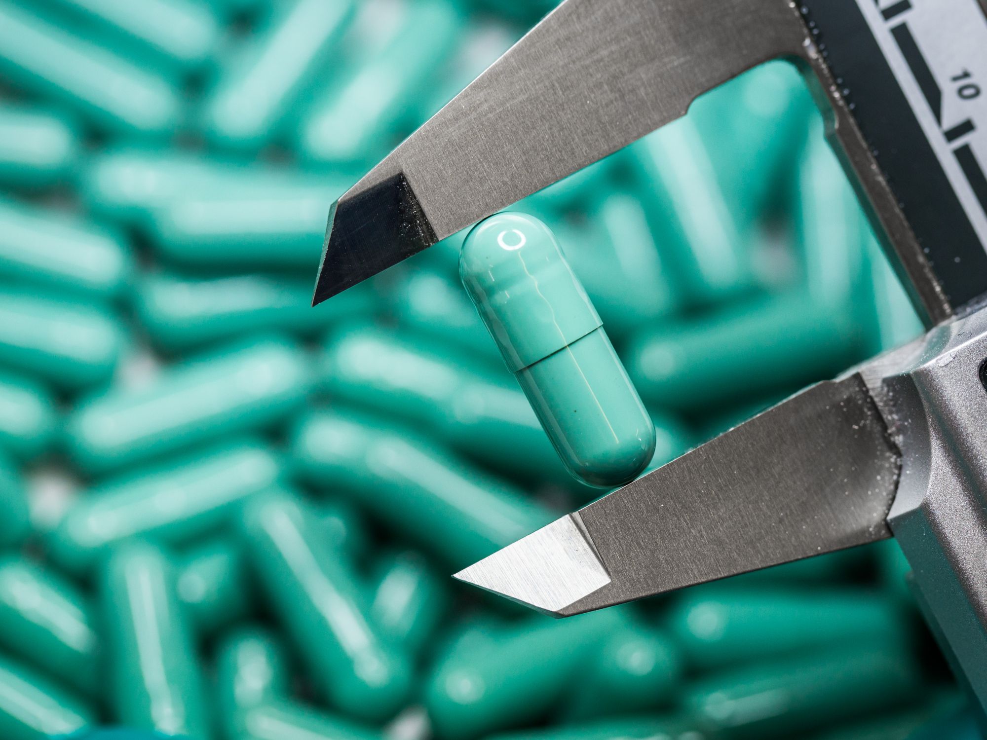 Labor-Mitarbeiterin überprüft Medikamente Labor-Mitarbeiterin überprüft Medikamente