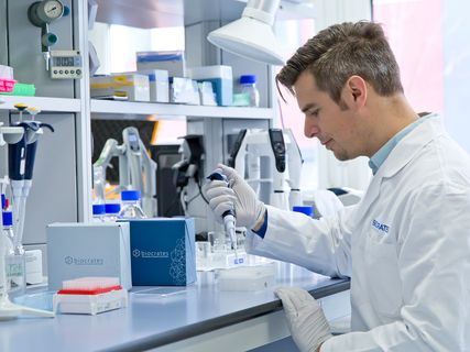 Biocrates Kits und Pipetten Mitarbeiter im Labor bei der Anwendung von Biocrates Kits und Pipetten