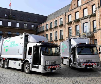 Düsseldorf sammelt Altpapier jetzt elektrisch: Zwei Renault Trucks E-Tech D Wide mit Low Entry Cab (LEC) und Bustür sind bereits seit Dezember 2025 in der Stadt unterwegs. Leise, sauber, effizient: Renault Trucks elektrifiziert Düsseldorfs Müllabfuhr