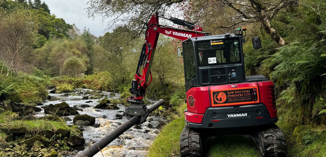 Das Team lenkte das Wasser um, sicherte das Fundament, beobachtete täglich die Veränderungen. Das Team lenkte das Wasser um, sicherte das Fundament, beobachtete täglich die Veränderungen.