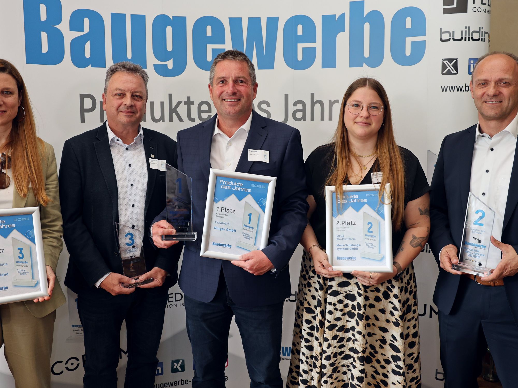 Die Preisträger der Kategorie Bau I Betonbau Die Preisträger der Kategorie Bau I Betonbau lächeln in der Kamera