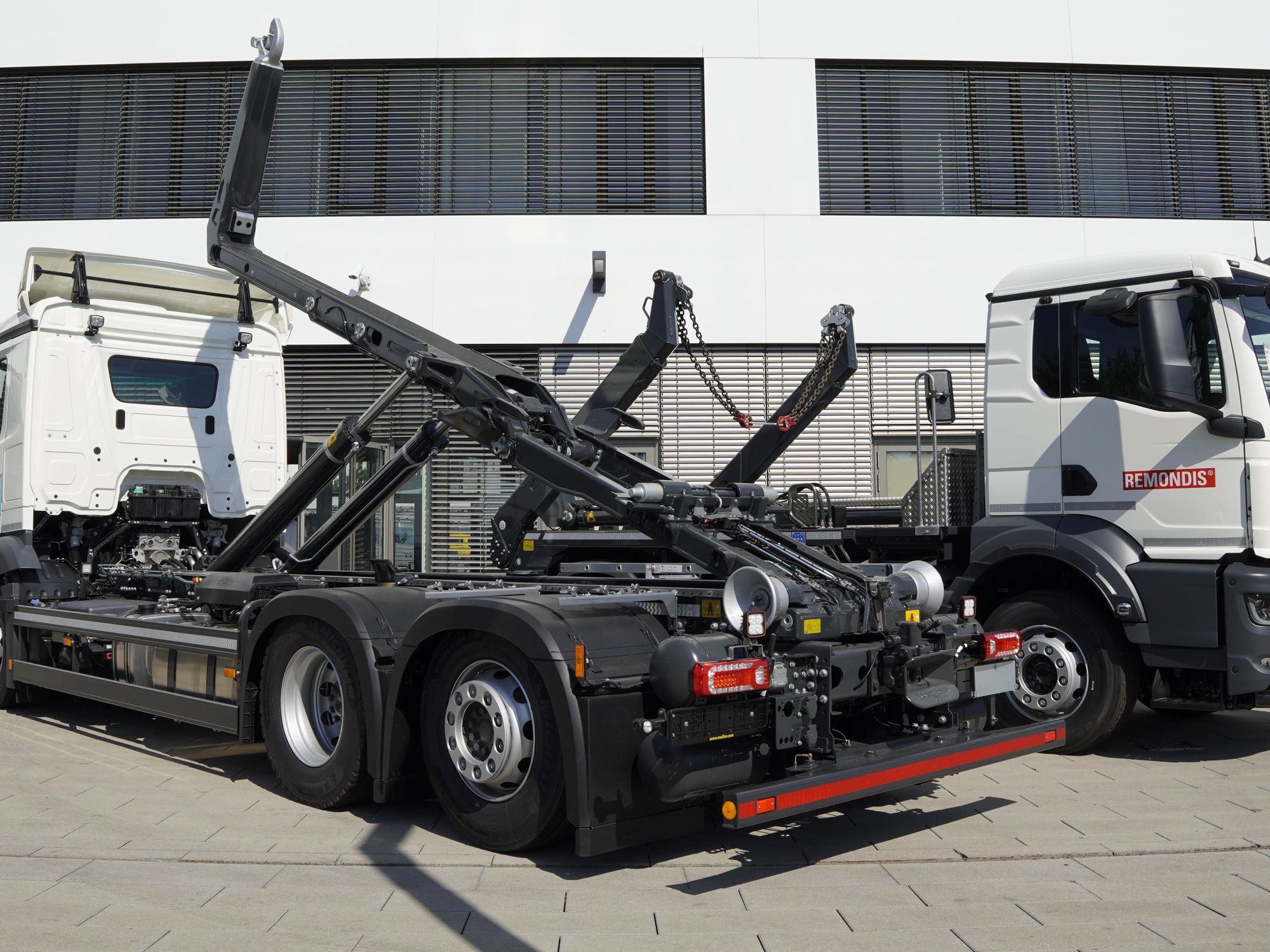 Der Meiller TECTRIS Abrollkipper sowie der Meiller TECTRUM RS Absetzkipper kommen in der Remondis-Flotte als zentrale Systemlösungen zum Einsatz.