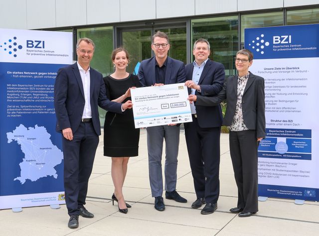 Das BZI wurde am 13.05. in Würzburg eröffnet: Prof. Dr. Klaus Überla (Erlangen), Prof. Dr. Stefanie Kampmeier (Würzburg), Staatsminister Markus Blume, Prof. Dr. Oliver Kurzai (Würzburg) und und Prof. Dr. Uta Behrends (München), v.l..