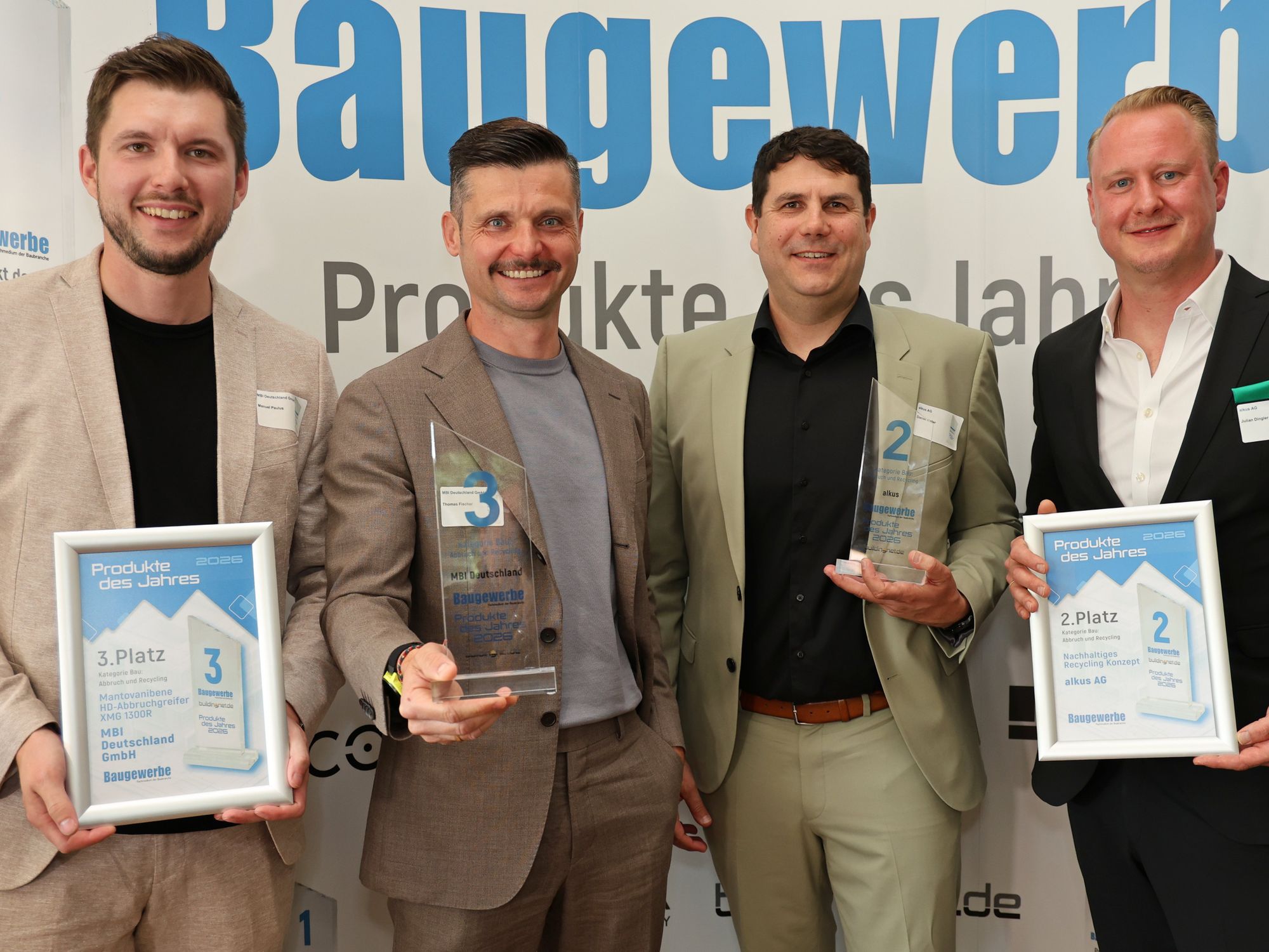 Die Preisträger der Kategorie Bau I Abbruch und Recycling Die Preisträger der Kategorie Bau I Abbruch und Recycling lächeln in die Kamera