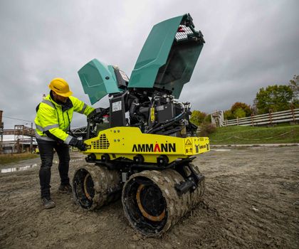 Ammann ARR 1585-2 Grabenwalze: Neue Steuerung steigert Effizienz und Sicherheit Ammann ARR 1585-2 Grabenwalze: Neue Steuerung steigert Effizienz und Sicherheit