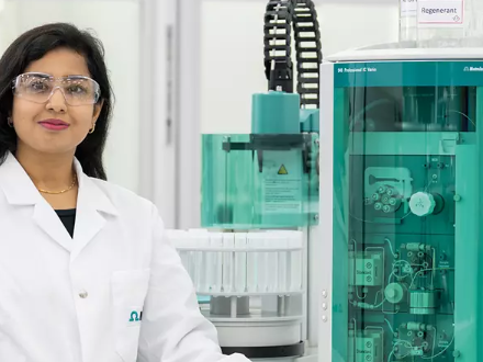 Nachhaltige Ionenchromatographie: Metrohm stellt Continuous IC Module vor Labormitarbeiterin am Bildschirm im Labor als Symbolbild für nachhaltige Ionenchromatographie