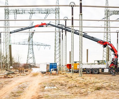 Feingefühl unter Spannung: Fassi-Ladekrane beim Netzausbau Feingefühl unter Spannung: Fassi-Ladekrane beim Netzausbau