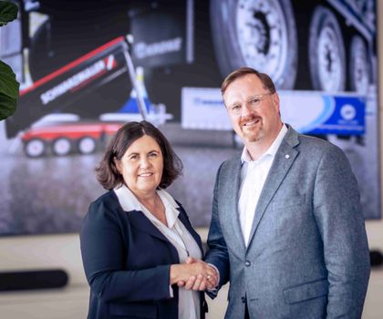 Schwarzmüller wird strategischer Partner der Krone Nutzfahrzeug Gruppe Beate Paletar, Eigentümerin der Schwarzmüller Gruppe und Bernard Krone, Aufsichtsratsvorsitzender der Krone Gruppe schütteln sich die Hände und lächeln in die Kamera