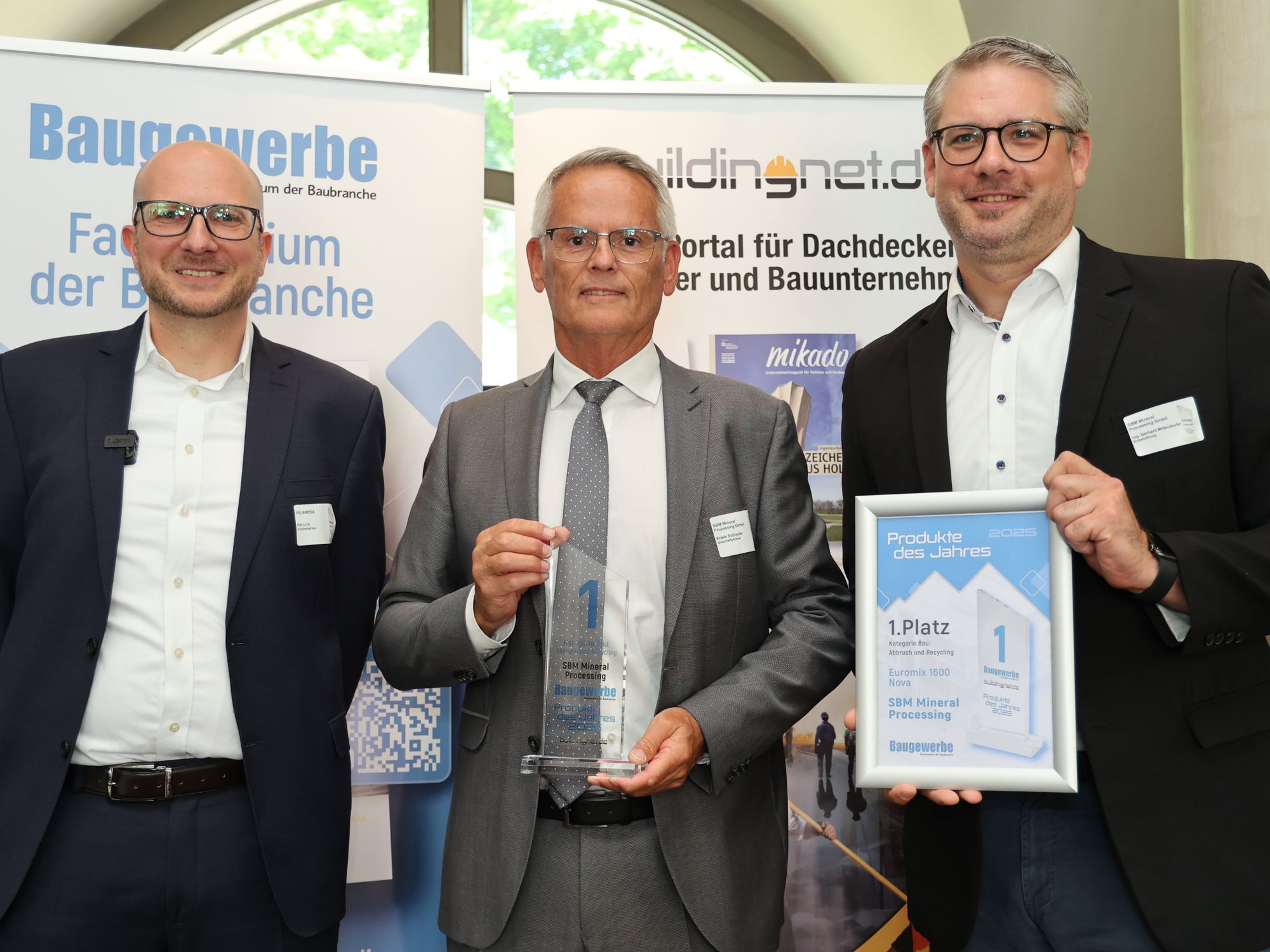 Baugewerbe-Chefredakteur Kai Ingmar Link mit SBM-Geschäftsfüher Erwin Schneller und SBM_Entwicklungsingenieru Gerhard Mittendorfer (v.l.)