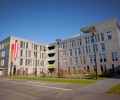 Palfinger: Stabile Bilanz und gezielte Anpassungen in den ersten drei Quartalen 2024 Aussenansicht des Hauptsitzes von Palfinger in Bergheim