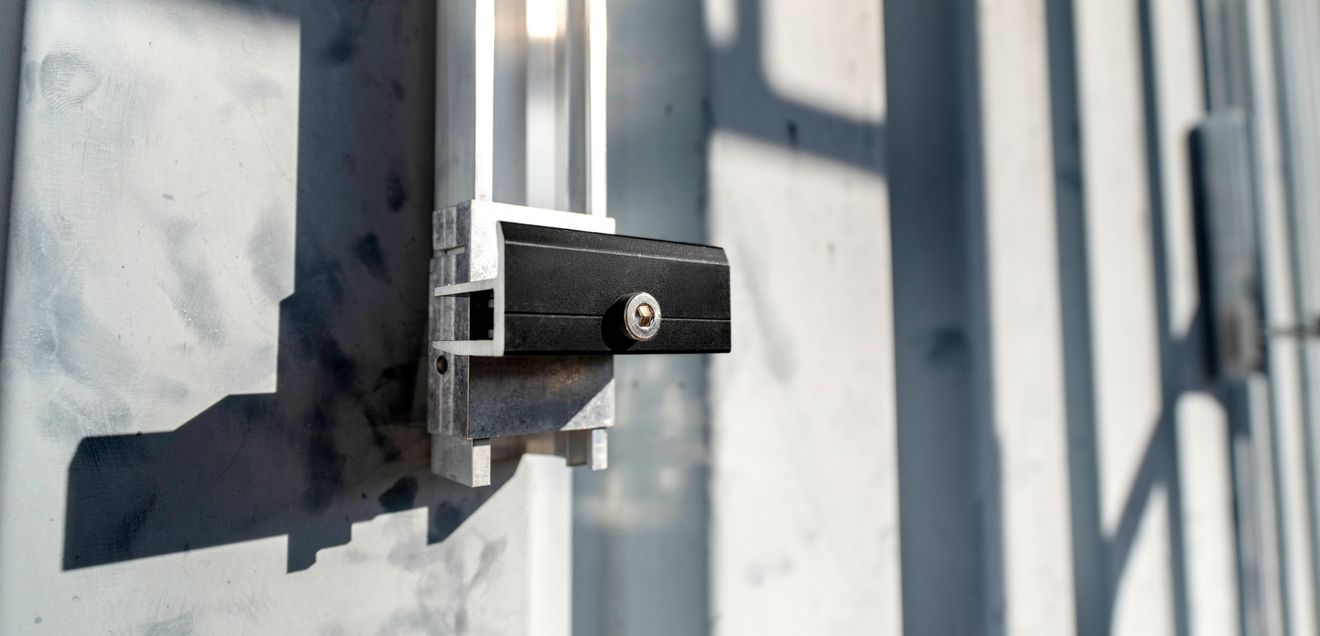 Das definierte Montageprinzip unterstützt die kontrollierte Positionierung und Ausrichtung der Photovoltaikmodule während der Installation. Das definierte Montageprinzip unterstützt die kontrollierte Positionierung und Ausrichtung der Photovoltaikmodule während der Installation.