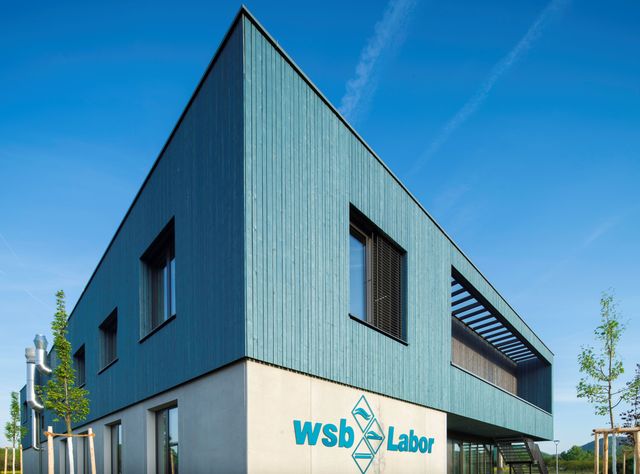 WSB Labor mit blauer Holzfassade WSB Labor mit blauer Holzfassade