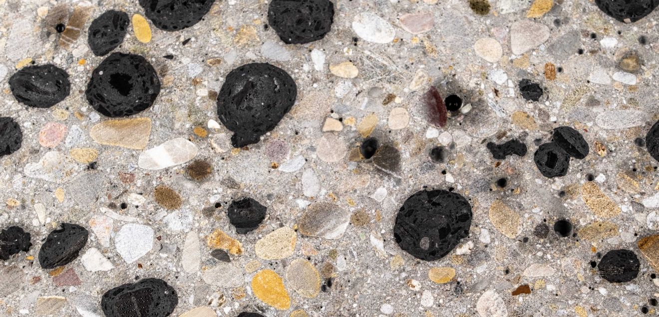Beton könnte ganz erhebliche Mengen an CO2 speichern, wenn herkömmliche Gesteinskörnungen beispielsweise durch Pellets aus Pflanzenkohle ersetzt würden. Beton könnte ganz erhebliche Mengen an CO2 speichern, wenn herkömmliche Gesteinskörnungen beispielsweise durch Pellets aus Pflanzenkohle ersetzt würden.