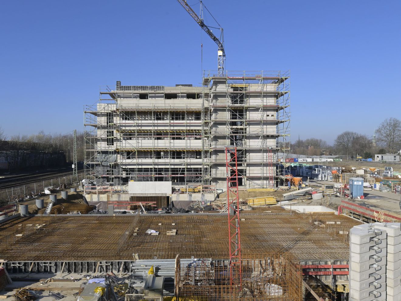 Wohngebäude Baustelle eines Mehrparteienhauses, auf der Baumaschinen und Geräte stehen