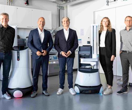 Technologie-Partnerschaft: Fraunhofer IPA überträgt United Robotics Group die Nutzungsrechte an Laborroboter Kevin Team von Fraunhofer IPA und United Robotics Group mit Laborroboter Kevin