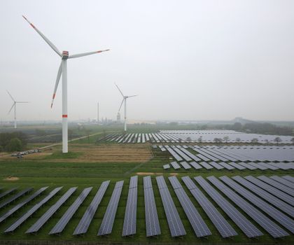 Was tun bei Dunkelflaute Solaranlage und Windräder Eine Solaranlage und Windräder sind am 25.04.2015 in Büttel, Schleswig-Holstein, zu sehen.