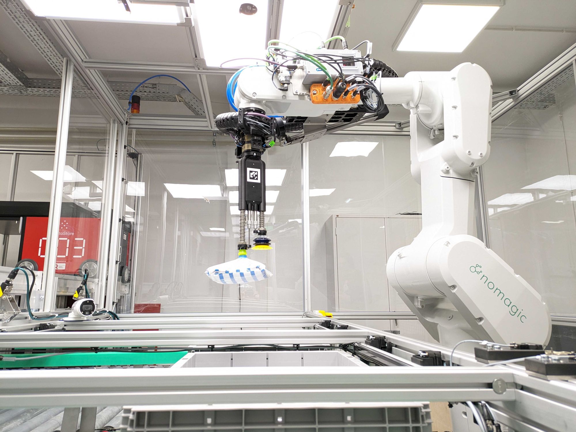 Logimat 2025: KI-Robot-Picking: Von Behälter zu Behälter