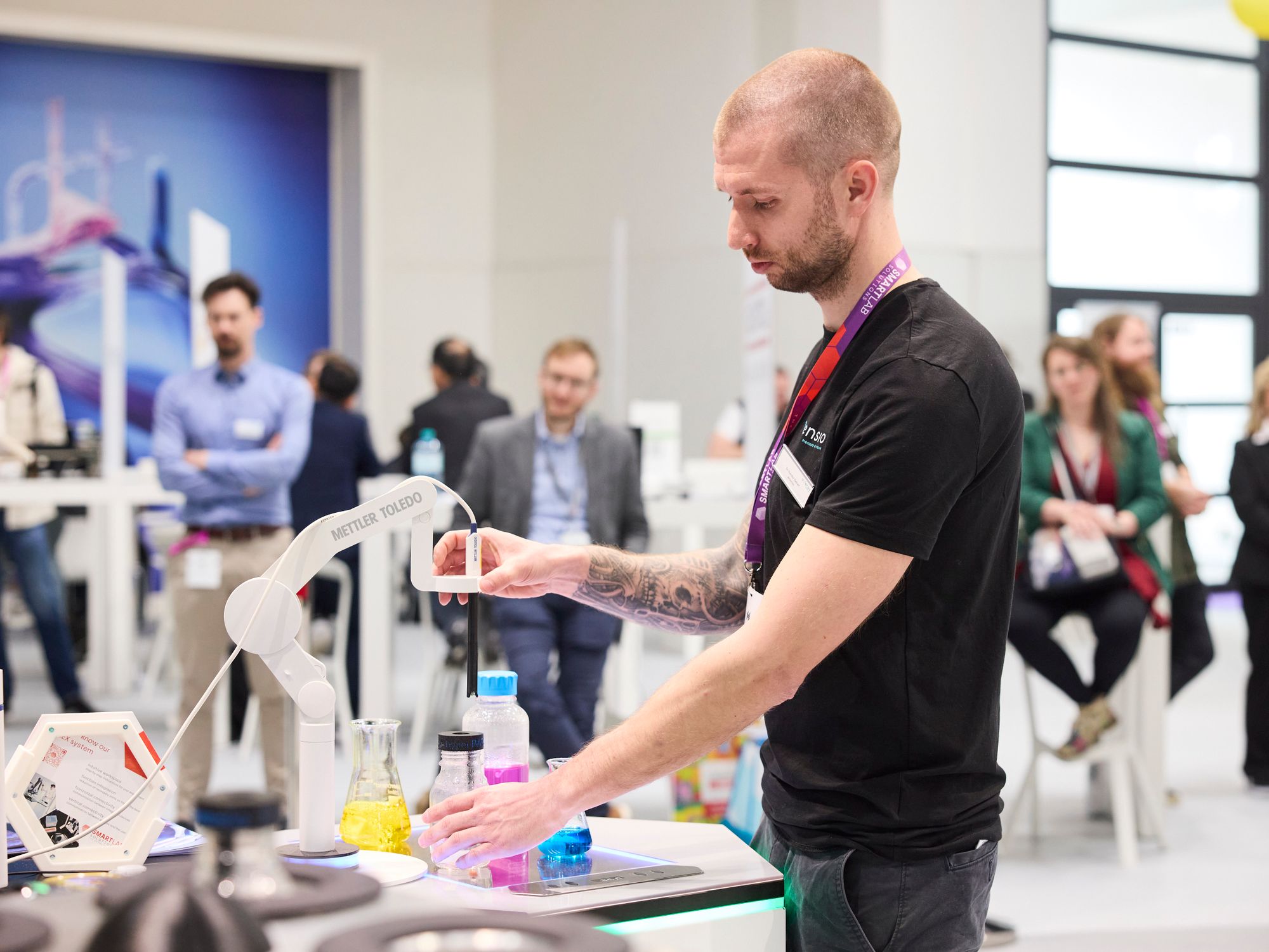 Roboterarm von Mettler Toledo auf der analytica Sonderschau Digital Transformation 2024 Roboterarm von Mettler Toledo auf der analytica Sonderschau Digital Transformation 2024