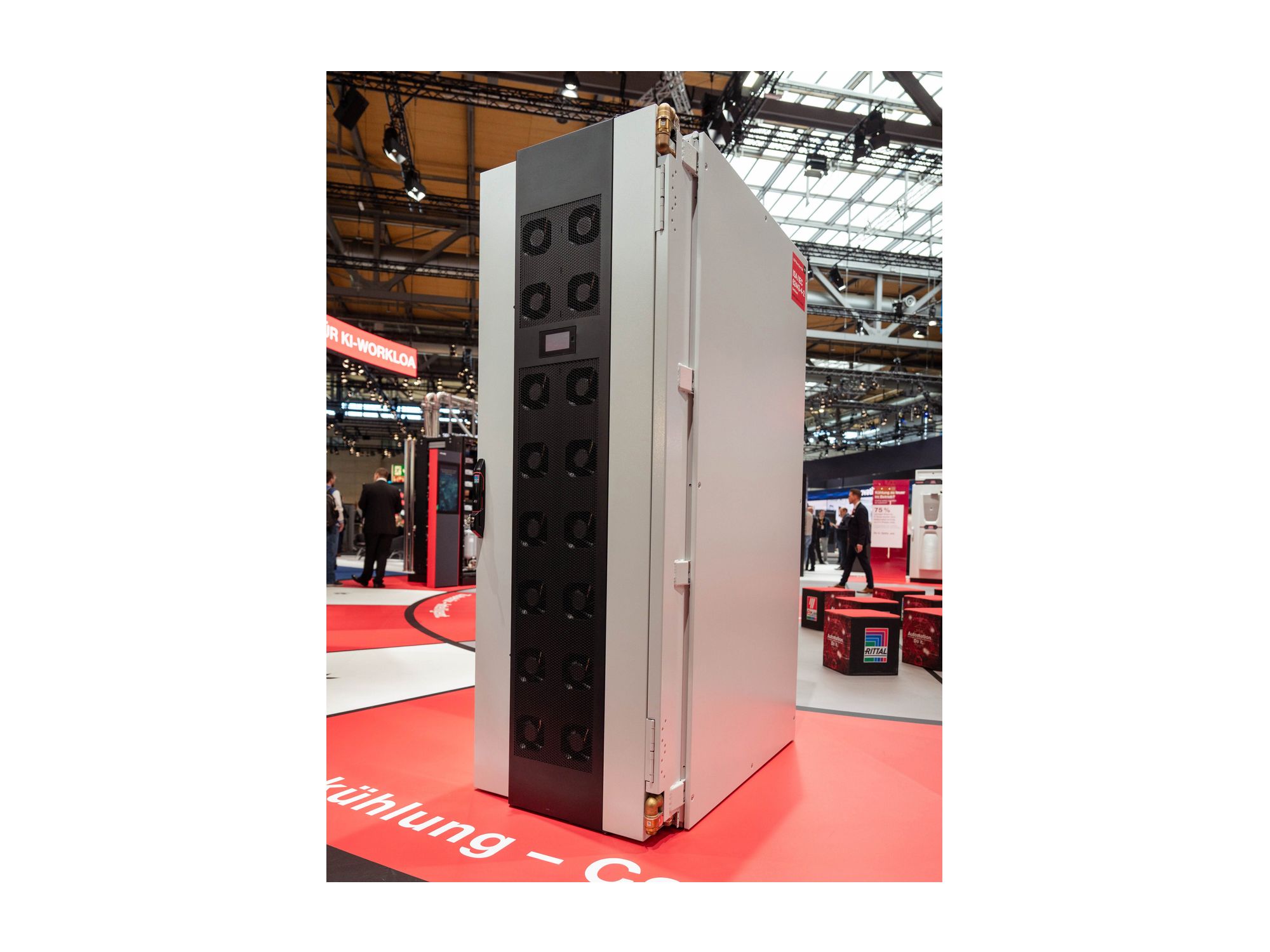 Liquid Cooling Package (LCP) Rear Door für Serverracks: Die gesamte Cooling Door ist mit einem Luft-Wasser-Wärmetauscher versehen, der die Warmluft direkt am Austritt aus dem Rack herunterkühlt und so einen großen Teil der Abwärme direkt über einen Wasserkreislauf mit einem externen Chiller ableitet. Liquid Cooling Package (LCP) Rear Door für Serverracks: Die gesamte Cooling Door ist mit einem Luft-Wasser-Wärmetauscher versehen, der die Warmluft direkt am Austritt aus dem Rack herunterkühlt und so einen großen Teil der Abwärme direkt über einen Wasserkreislauf mit einem externen Chiller ableitet.