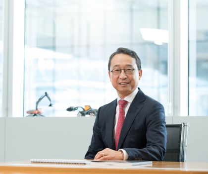 HD Hyundai mit Develon und Hyundai im Baumaschinenmarkt