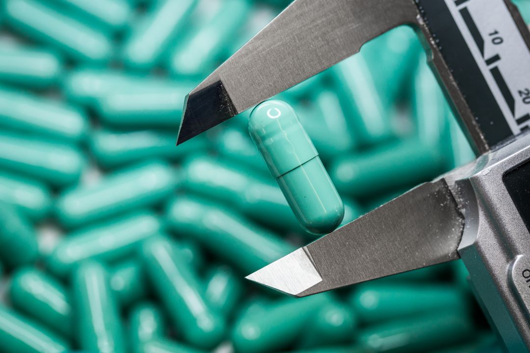 Labor-Mitarbeiterin überprüft Medikamente