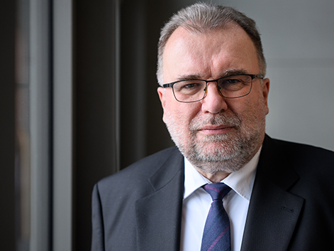 Siegfried Russwurm, Präsident des Bundesverbandes der Deutschen Industrie (BDI), steht nach der Jahresauftakt-Pressekonferenz des Bundesverbands der Deutschen Industrie (BDI) im Haus der Deutschen Wirtschaft. Siegfried Russwurm, Präsident des Bundesverbandes der Deutschen Industrie (BDI), steht nach der Jahresauftakt-Pressekonferenz des Bundesverbands der Deutschen Industrie (BDI) im Haus der Deutschen Wirtschaft.