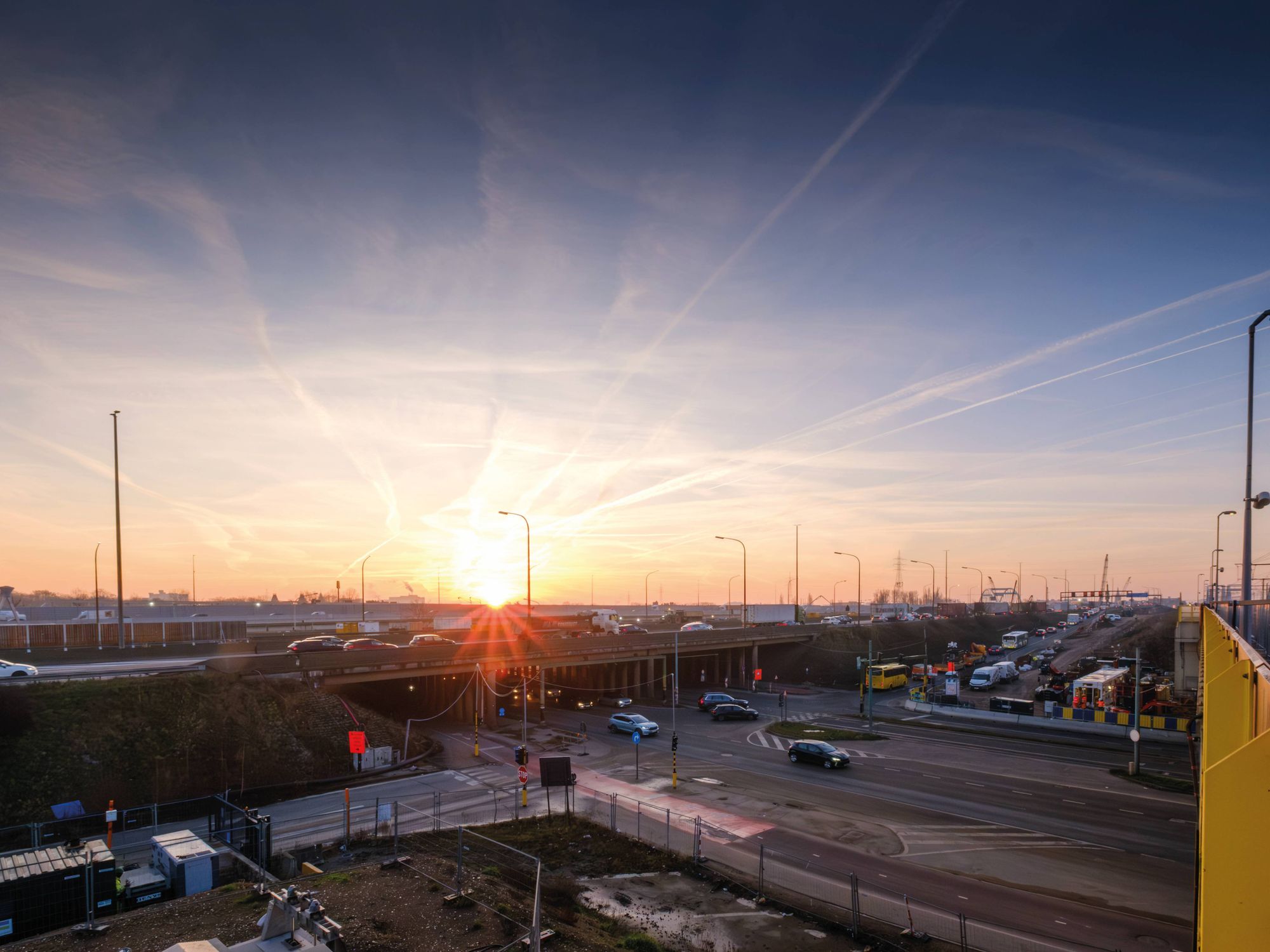 Schlitzwandarbeiten unter bestehender Infrastruktur: Baustelleneinsatz des Bauer Cube Systems in Antwerpen