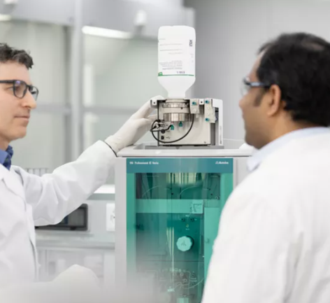 Nachhaltigkeit in der Ionenchromatographie Im Labor: Zwei Labormitarbeiter bei der Ionenchromatographie