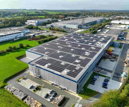 Nach der erfolgreichen Zusammenarbeit in Unna stattet das europäische Photovoltaik-Unternehmen Sunrock weitere Logistikimmobilien von Panattoni in Deutschland mit PV-Anlagenlösungen aus. Sunrock installiert PV-Anlagen auf Immobilien von Panattoni