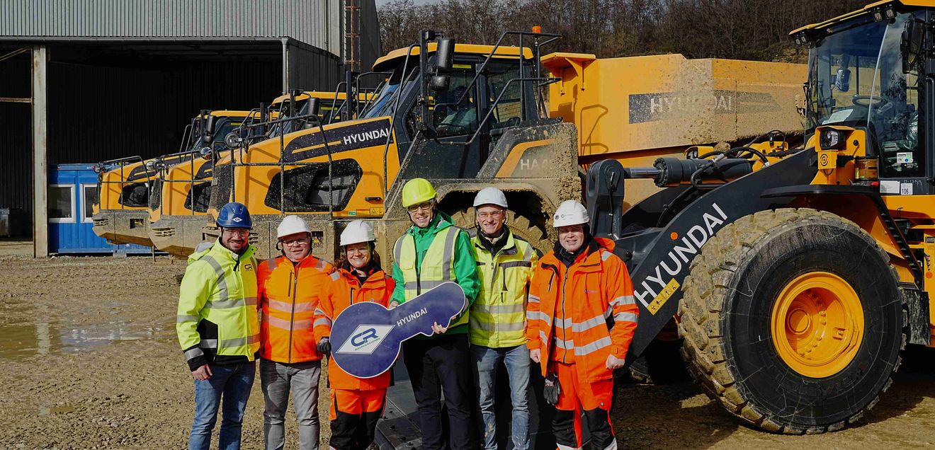Feierliche Übergabe des aus sechs Maschinen bestehenden Flotte für SWB im Steinbruch Wössingen in Walzbachtal bei OPTERRA. (v.l.n.r.): Lukas Giancane (GF CR Baumaschinen), Heiko Lutscher (GF SWB), Ioana Ceanga (GF OPTERRA ), Maximilian Pauge (Hyundai), Clemens Siegler (Projektleiter SWB)und Oleksiy Goncharenko (Werkleiter OPTERRA) Feierliche Übergabe des aus sechs Maschinen bestehenden Flotte für SWB im Steinbruch Wössingen in Walzbachtal bei OPTERRA. (v.l.n.r.): Lukas Giancane (GF CR Baumaschinen), Heiko Lutscher (GF SWB), Ioana Ceanga (GF OPTERRA ), Maximilian Pauge (Hyundai), Clemens Siegler (Projektleiter SWB)und Oleksiy Goncharenko (Werkleiter OPTERRA)
