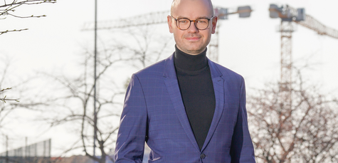 Tim-Oliver Müller, Hauptgeschäftsführer des Hauptverbandes der Deutschen Bauindustrie Tim-Oliver Müller, Hauptgeschäftsführer des Hauptverbandes der Deutschen Bauindustrie lächelt freundlich in die Kamera