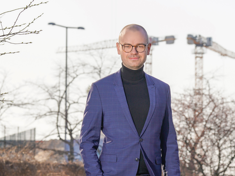 Tim-Oliver Müller, Hauptgeschäftsführer des Hauptverbandes der Deutschen Bauindustrie lächelt freundlich in die Kamera
