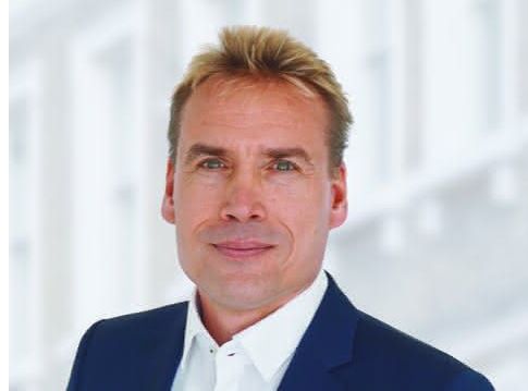 Der Autor: Oliver Roth ist CEO von Grossenbacher Systeme und der Amalthea Gruppe, zu der unter anderem auch Sabo Mobile IT gehört. Der Autor: Oliver Roth ist CEO von Grossenbacher Systeme und der Amalthea Gruppe, zu der unter anderem auch Sabo Mobile IT gehört.