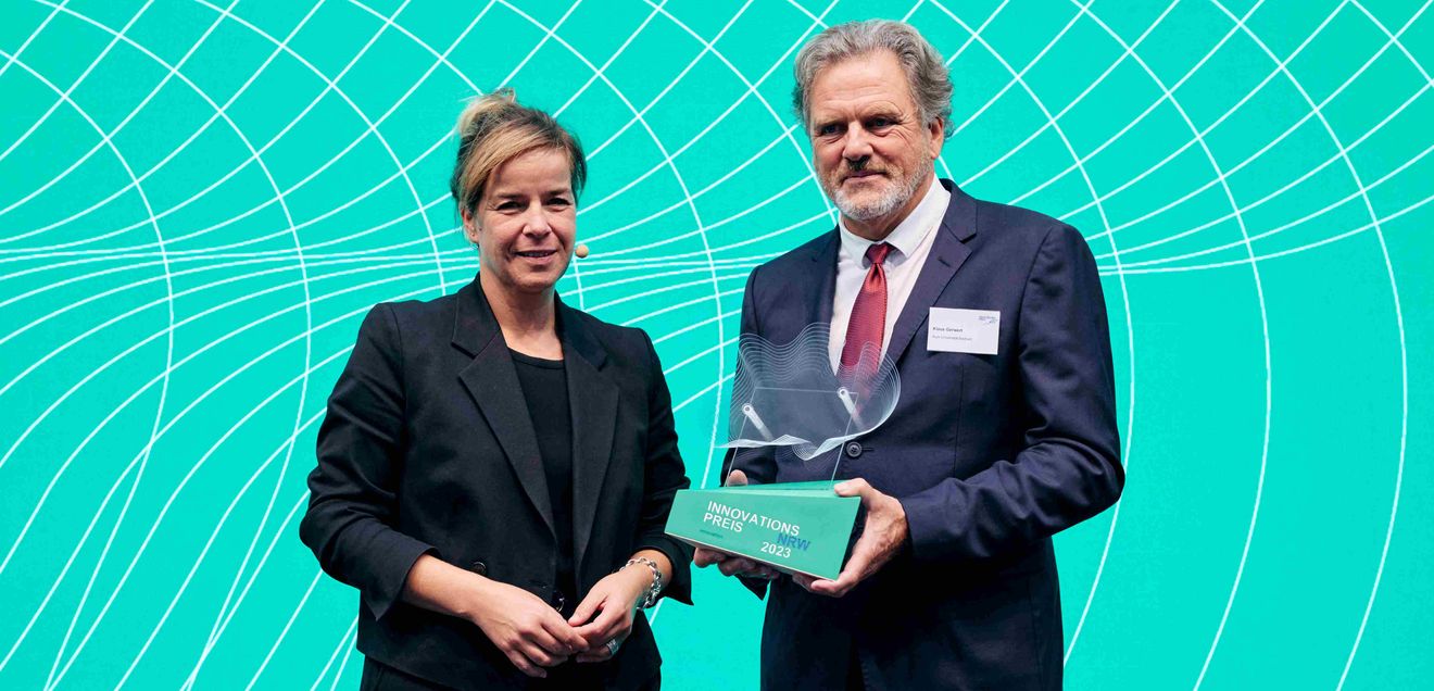 Biophysik: Klaus Gerwert erhält Innovationspreis des Landes NRW Mona Neubaur und Klaus Gerwert